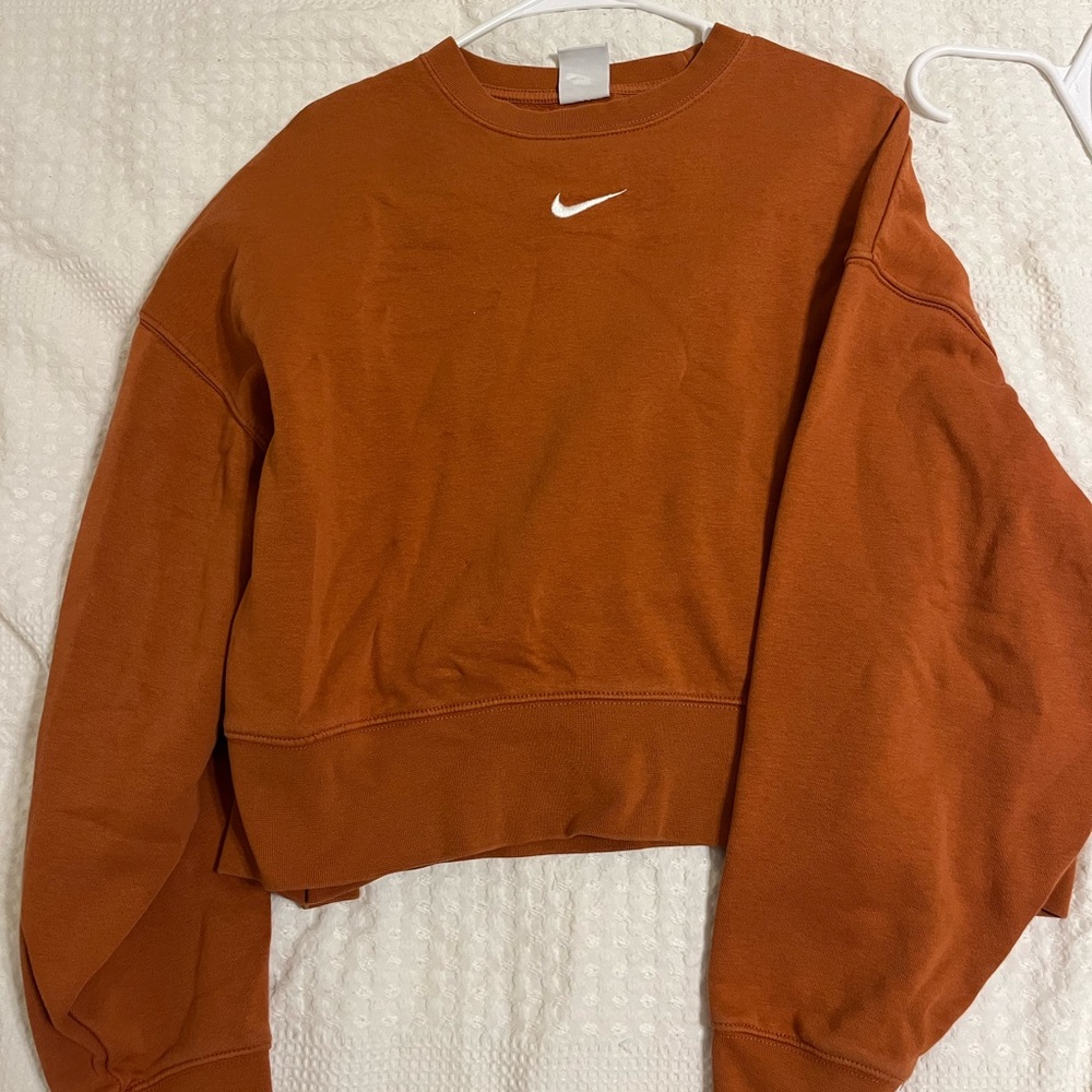 Cropped long sleeve Nike sweatshirt🧡